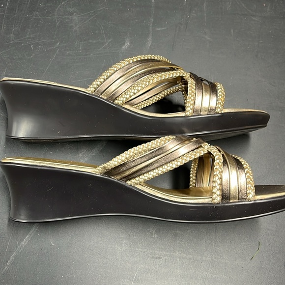 Gold wedge sandals by Predictions. NWOT - Picture 3 of 4